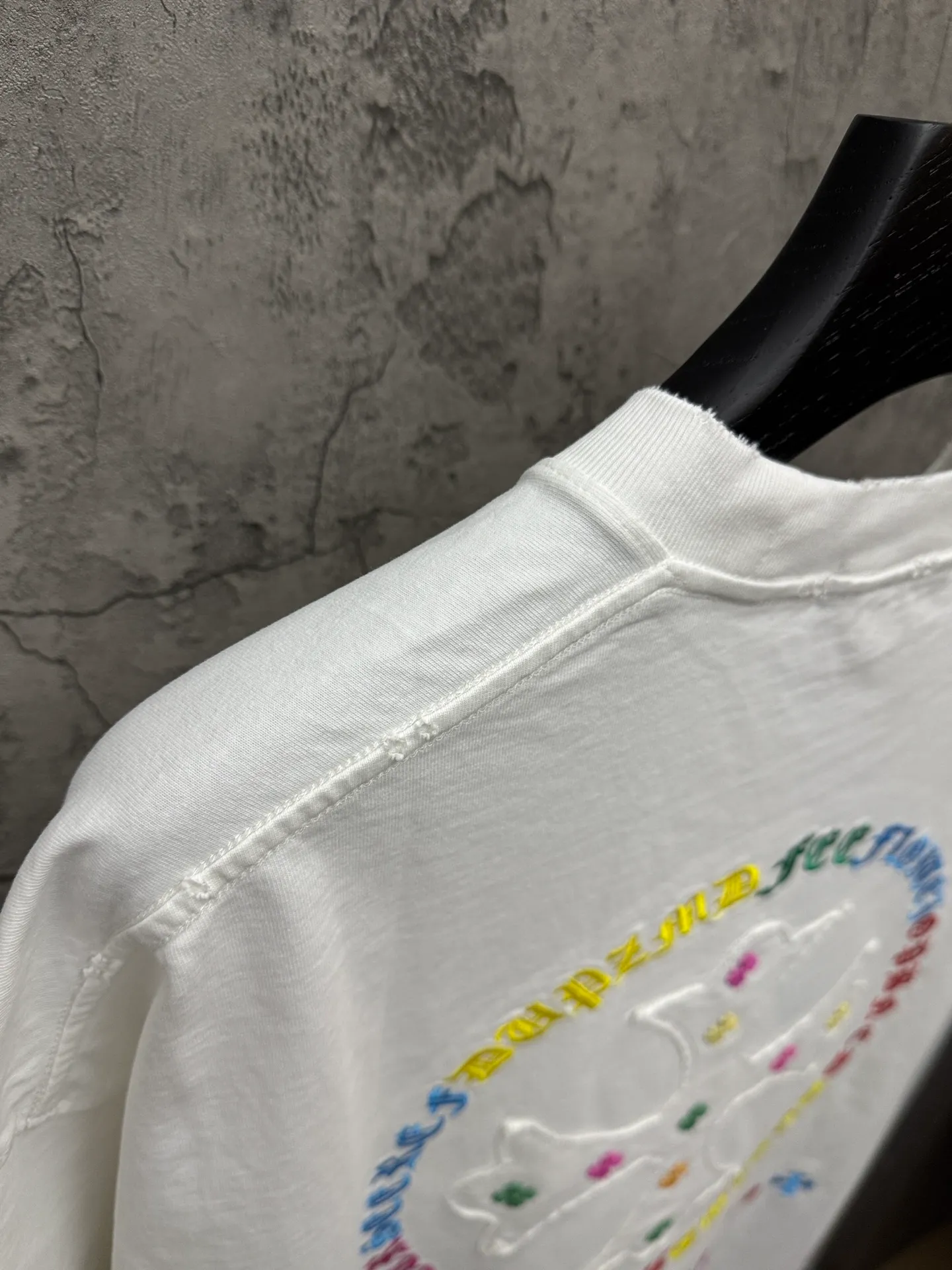 P230 top version, real shot without P, ​​different from market currency) 𝗖𝗵𝗿𝗼𝗺𝗲 𝗛𝗲𝗮𝗿𝘁𝘀/Croxin 2026 spring new original single counter American color thread embroidery couple short sleeves 👑The highest version! Customized fabric 320 grams, best-selling model at the counter, very comfortable to wear. Accessories: original molded and authenticated collar label ➕ 100% silk wash water label. Genuine purchase-grade original hangtag➕matching hanging rope➕3D hanging beads➕original packaging bag. Craftsmanship: The original version has consistent wiring! The highest version of the armhole matching technique! Color: White Black Size: S M L XL Style No.: 5203